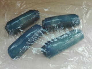 13、梦幻酥,依次卷好，盖保鲜膜醒发15分钟