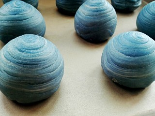 18、梦幻酥,依次包好馅料，捏紧收口朝下放入烤盘中，烤箱预热，中层上下火180度，25分钟（烤箱温度时间根据自家烤箱实际操作）