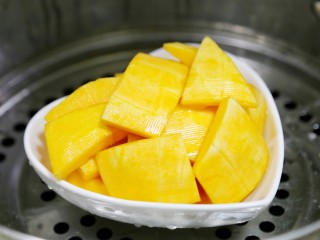 2、软糯Q弹的奶香南瓜芝麻球,南瓜洗干净，去皮切成小块，上蒸锅蒸熟，用筷子可以扎透就是熟了；