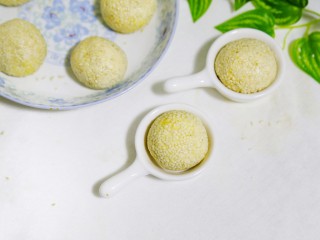 4、软糯Q弹的奶香南瓜芝麻球,每一个圆球表面裹上白芝麻，将芝麻往里按一按。