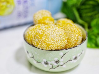 5、软糯Q弹的奶香南瓜芝麻球,开吃啦。