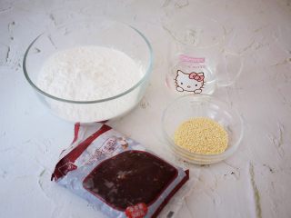 1、糯米豆沙饼,准备好材料