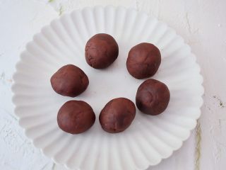 4、糯米豆沙饼,把豆沙馅分成30克为一份，揉圆备用