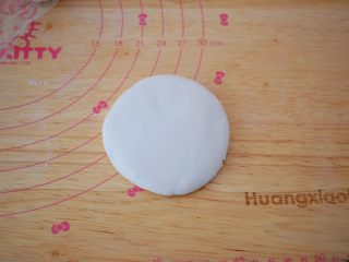 9、糯米豆沙饼,然后用双手揉圆放在案板上，轻轻按压成饼状