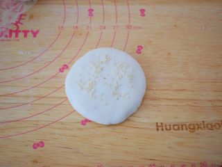 10、糯米豆沙饼,表面再撒上白芝麻，再轻轻按压使之服贴