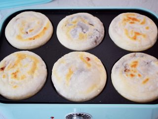 13、糯米豆沙饼,再翻另一面煎至金黄色即可