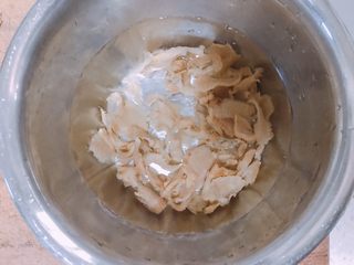 2、砂锅粥,菜脯切片清洗几次