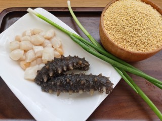 1、小米海参粥,准备所需食材。