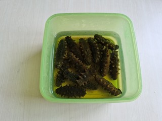 2、小米海参粥,海参放入无油的保鲜盒里，加入纯净水，放冰箱冷藏浸泡2天，中间换水三次去除盐分。