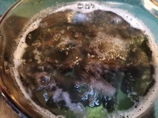 4、小米海参粥,将海参放入无油的煮锅，加入纯净水，水开后转小火煮约40分钟左右。不同的海参煮制的时间长短会有不同。