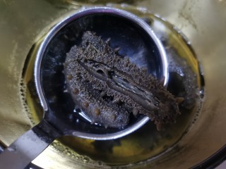 5、小米海参粥,煮到海参用手一掐就能掐透就可以了。