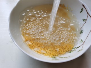 7、小米海参粥,将小米用水反复淘洗干净。