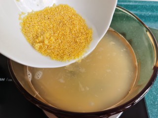 8、小米海参粥,锅里加水，等到水烧开后，放入淘洗好的小米。