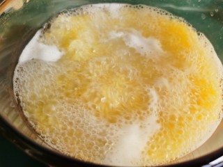 9、小米海参粥,先大火煮开，用勺子撇去上面的浮沫，然后调小火慢煮。