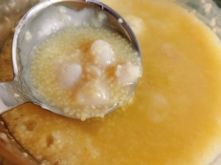 11、小米海参粥,当小米粥煮至粘稠时，加入鲜贝和一片生姜。