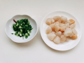 10、小米海参粥,鲜贝用水冲洗一下，如果用干贝，需要提前用水泡发。再切少许葱姜。