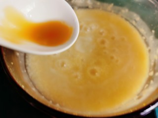 12、小米海参粥,加入一勺太太乐鲜鸡汁，加入少许的白胡椒粉。鸡汁里面盐味够了，就没再另外加盐。