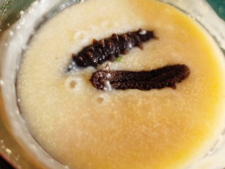 13、小米海参粥,最后放入海参。