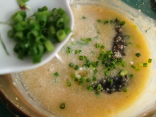 14、小米海参粥,出锅前加入小葱。