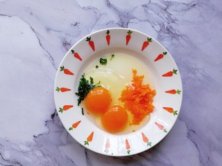 2、肉松吐司卷,胡萝卜擦细丝，葱切碎，打入两个鸡蛋