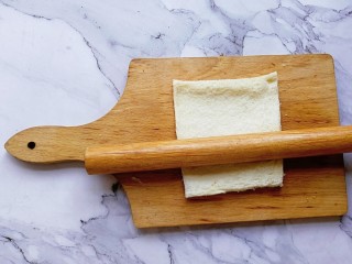 5、肉松吐司卷,用擀面杖擀薄
