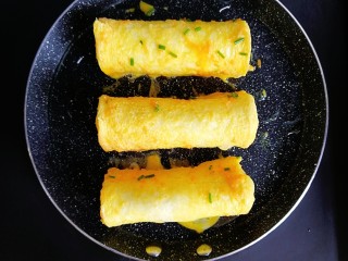 8、肉松吐司卷,不粘锅刷一层玉米油，放入吐司卷，小火慢煎