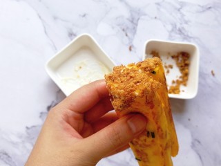 10、肉松吐司卷,出锅后，吐司卷两头沾上蛋黄酱和肉松就完成啦