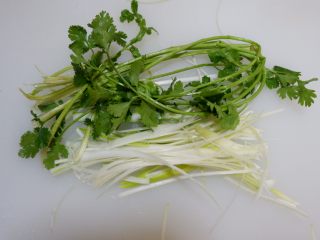 2、完美便当方程式「16」,大葱切丝，香菜切段备用