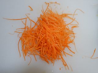 3、完美便当方程式「16」,胡萝卜洗净，擦成细丝。