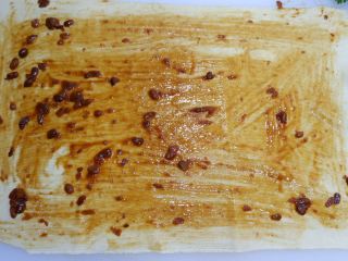 4、完美便当方程式「16」,干豆腐洗净沥干水。平铺在案板上，涂抹上一层甜面酱（我用的黄豆酱）