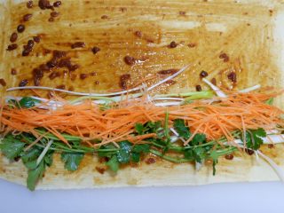 5、完美便当方程式「16」,上面撒上胡萝卜丝、葱丝和香菜段