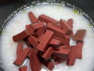 12、完美便当方程式「16」,煮好之后取出，加入沥干水的猪血，胡椒粉，搅拌均匀。