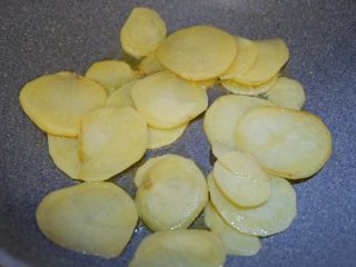 18、完美便当方程式「16」,锅内倒入食用油，烧至八成热，倒入土豆片煎至一会，煎至基本断生