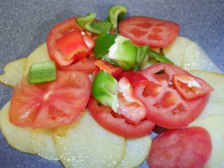 19、完美便当方程式「16」,然后加入番茄片，青红椒片翻炒几下。