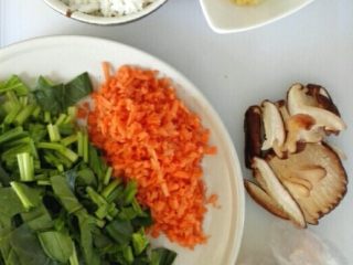 1、早餐+菠菜香菇肉末粥, 菠菜洗净切小段、胡萝卜切小丁、香菇切片、葱切段、姜切细丝备用