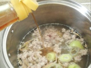 3、早餐+菠菜香菇肉末粥,水烧开，放入五花肉末，加料酒、葱、姜煮至肉末发白，捞出备用，葱姜捞出不要。煮的过程中要用筷子把成坨的肉末打散