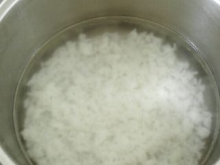 4、早餐+菠菜香菇肉末粥, 锅中放入开水和剩米饭，小火煮约20分钟