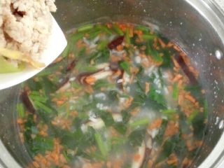 5、早餐+菠菜香菇肉末粥,当米粒开花，粥变得粘稠些了，加入所有蔬菜和肉末，再煮约10分钟