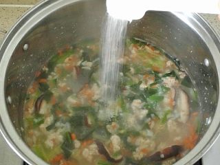 6、早餐+菠菜香菇肉末粥,最后加盐