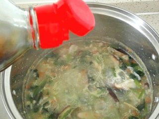 7、早餐+菠菜香菇肉末粥,几滴香油关火