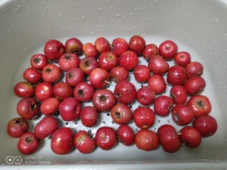 1、冰糖葫芦,山楂清水冲洗干净。