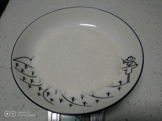 2、冰糖葫芦,白糖准备好。