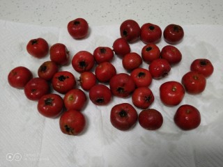 4、冰糖葫芦,山楂用厨房纸擦干水分。