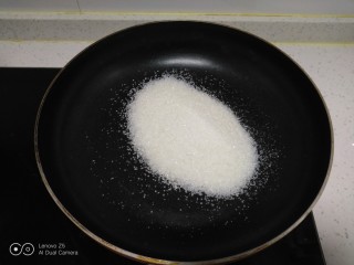 6、冰糖葫芦,将白糖倒入不粘锅中。