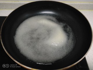 7、冰糖葫芦,倒入清水。