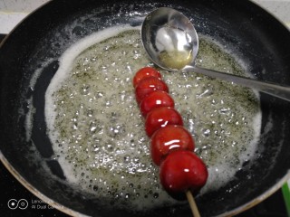 11、冰糖葫芦,把穿好的山楂，放入锅中，均匀浇上糖稀。