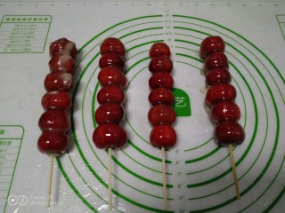 12、冰糖葫芦,再放到涂油的油纸上。