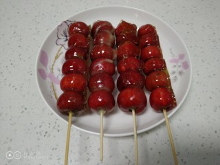 13、冰糖葫芦,待冷却后放入盘中。