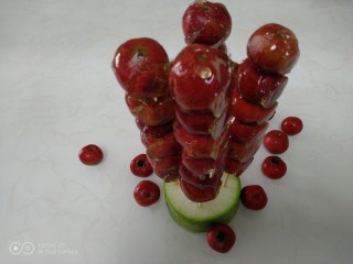 14、冰糖葫芦,插在白萝卜上。