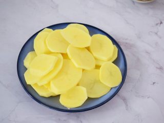 2、番茄土豆片,土豆去皮洗净切厚片